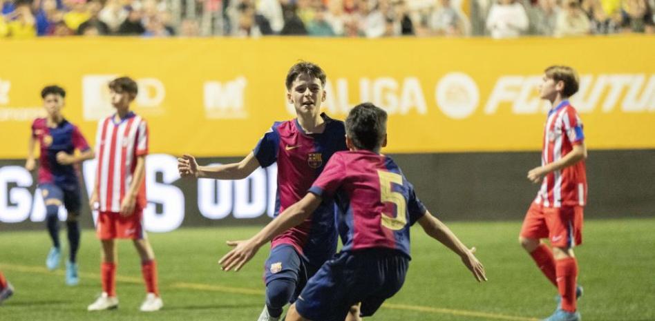 David Moreno celebrando su gol junto a Hugo Tomás.
