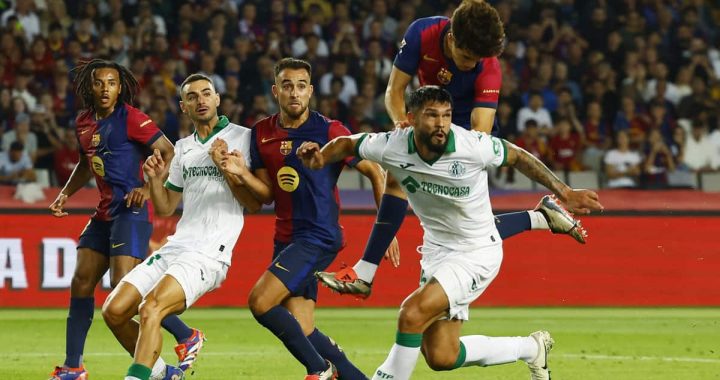 Disputa aérea en el FC Barcelona vs Getafe CF.