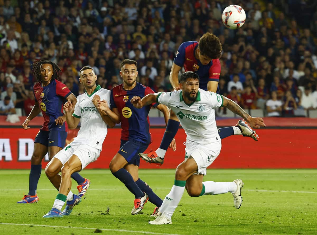 Disputa aérea en el FC Barcelona vs Getafe CF.