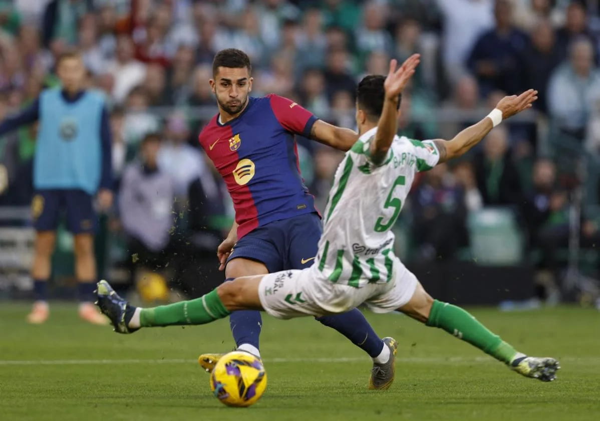 Ferran Torres haciéndole un caño a Marc Bartra.