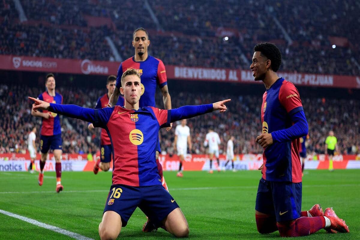 Fermín López, Raphinha y Balde celebrando el 1-2 vs Sevilla.