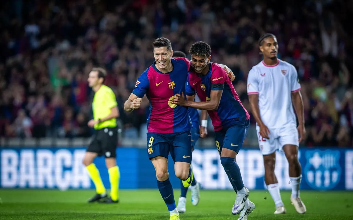 Lewandowski celebrando con Lamine Yamal.