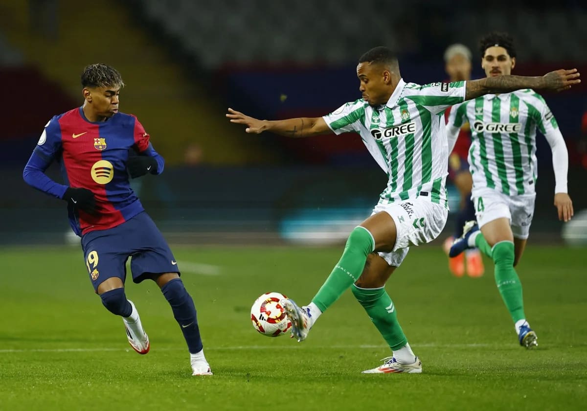 El FC Barcelona se mide al Real Betis.